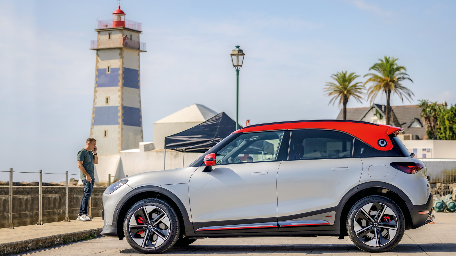 Οι τροχοί 19 ιντσών και οι αναδιπλούμενες λαβές είναι στάνταρ σε όλα τα Smart #1, αλλά οι κόκκινες λεπτομέρειες διατίθενται μόνο στην Brabus έκδοση. Π